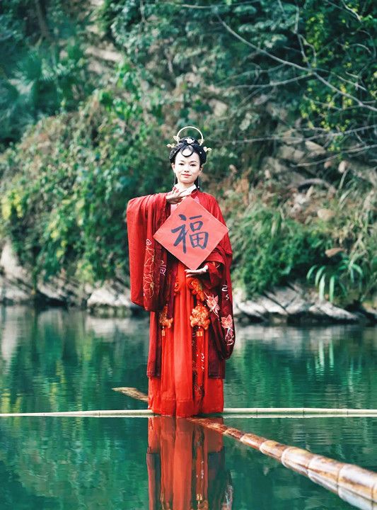 95后小姐姐“独竹漂”火了,穿民族服饰水中轻舞,“功夫”了得休闲区蓝鸢梦想 - Www.slyday.coM 95后小姐姐“独竹漂”火了,穿民族服饰水中轻舞,“功夫”了得休闲区蓝鸢梦想 - Www.slyday.coM