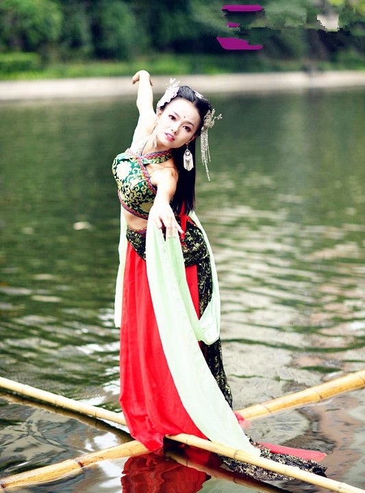 95后小姐姐“独竹漂”火了,穿民族服饰水中轻舞,“功夫”了得休闲区蓝鸢梦想 - Www.slyday.coM 95后小姐姐“独竹漂”火了,穿民族服饰水中轻舞,“功夫”了得休闲区蓝鸢梦想 - Www.slyday.coM