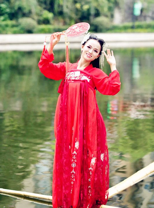 95后小姐姐“独竹漂”火了,穿民族服饰水中轻舞,“功夫”了得休闲区蓝鸢梦想 - Www.slyday.coM 95后小姐姐“独竹漂”火了,穿民族服饰水中轻舞,“功夫”了得休闲区蓝鸢梦想 - Www.slyday.coM