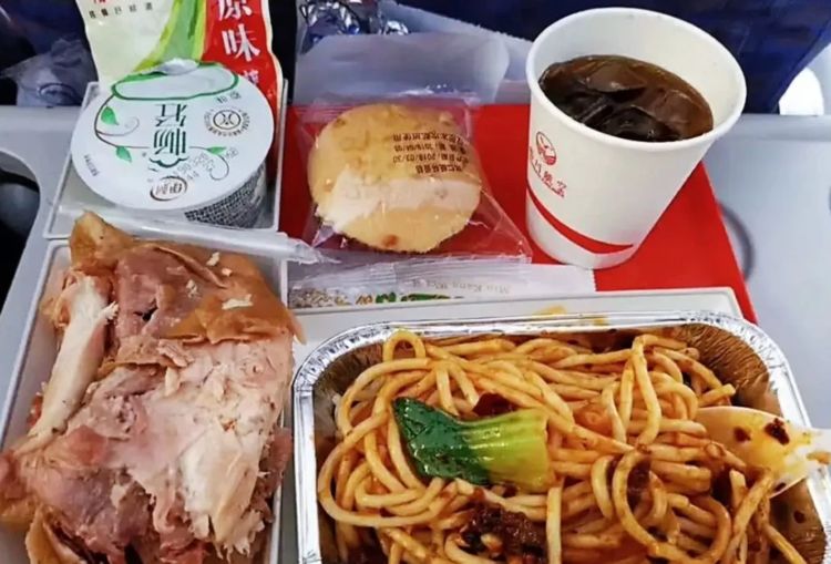 看看川航的飞机餐,你就知道他们有多任性了,乘客:我进饭店了?