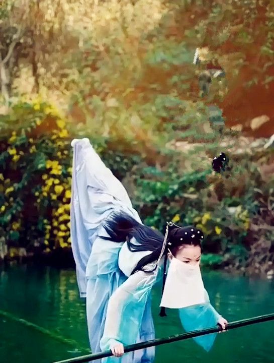 95后小姐姐“独竹漂”火了,穿民族服饰水中轻舞,“功夫”了得休闲区蓝鸢梦想 - Www.slyday.coM 95后小姐姐“独竹漂”火了,穿民族服饰水中轻舞,“功夫”了得休闲区蓝鸢梦想 - Www.slyday.coM