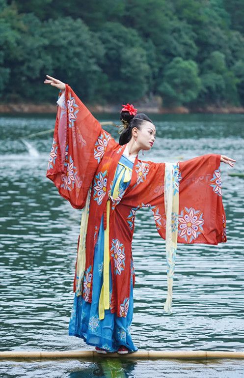 95后小姐姐“独竹漂”火了,穿民族服饰水中轻舞,“功夫”了得休闲区蓝鸢梦想 - Www.slyday.coM 95后小姐姐“独竹漂”火了,穿民族服饰水中轻舞,“功夫”了得休闲区蓝鸢梦想 - Www.slyday.coM