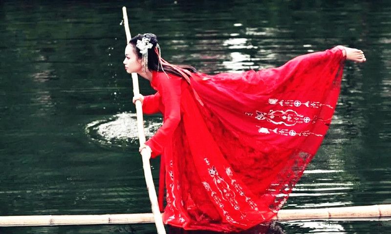 95后小姐姐“独竹漂”火了,穿民族服饰水中轻舞,“功夫”了得休闲区蓝鸢梦想 - Www.slyday.coM 95后小姐姐“独竹漂”火了,穿民族服饰水中轻舞,“功夫”了得休闲区蓝鸢梦想 - Www.slyday.coM