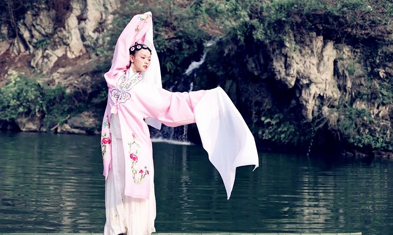 95后小姐姐“独竹漂”火了,穿民族服饰水中轻舞,“功夫”了得休闲区蓝鸢梦想 - Www.slyday.coM 95后小姐姐“独竹漂”火了,穿民族服饰水中轻舞,“功夫”了得休闲区蓝鸢梦想 - Www.slyday.coM