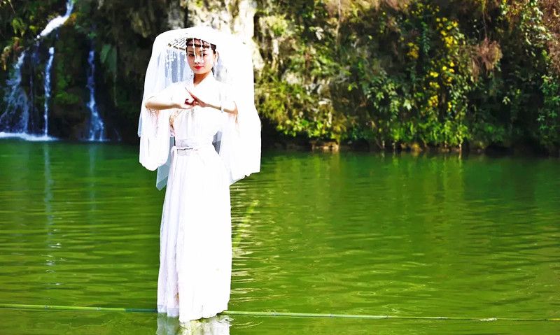 95后小姐姐“独竹漂”火了,穿民族服饰水中轻舞,“功夫”了得休闲区蓝鸢梦想 - Www.slyday.coM 95后小姐姐“独竹漂”火了,穿民族服饰水中轻舞,“功夫”了得休闲区蓝鸢梦想 - Www.slyday.coM