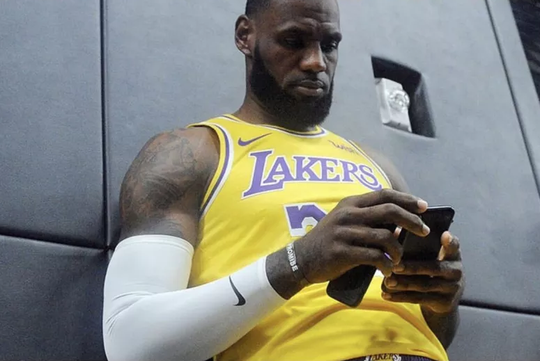 天差地别！超巨字母哥受伤詹皇立刻祈祷，老鹰核心被肘击他却沉默休闲区蓝鸢梦想 - Www.slyday.coM