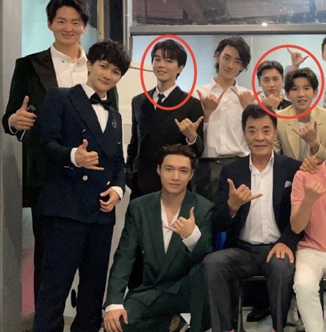 众男星大合影：张艺兴王一博出镜,李易峰携2位初代顶流同框休闲区蓝鸢梦想 - Www.slyday.coM