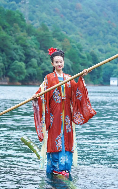 95后小姐姐“独竹漂”火了,穿民族服饰水中轻舞,“功夫”了得休闲区蓝鸢梦想 - Www.slyday.coM 95后小姐姐“独竹漂”火了,穿民族服饰水中轻舞,“功夫”了得休闲区蓝鸢梦想 - Www.slyday.coM