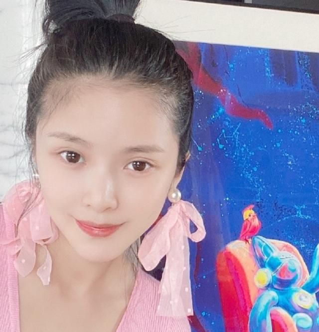 王灿带娃打疫苗晒出近照展现素颜状态墙上的影子却成亮点