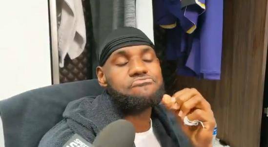 天差地别！超巨字母哥受伤詹皇立刻祈祷，老鹰核心被肘击他却沉默休闲区蓝鸢梦想 - Www.slyday.coM