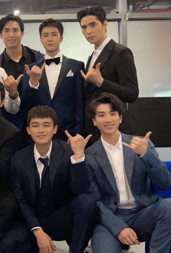 众男星大合影：张艺兴王一博出镜,李易峰携2位初代顶流同框休闲区蓝鸢梦想 - Www.slyday.coM