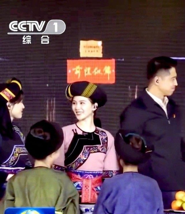 众男星大合影：张艺兴王一博出镜,李易峰携2位初代顶流同框休闲区蓝鸢梦想 - Www.slyday.coM