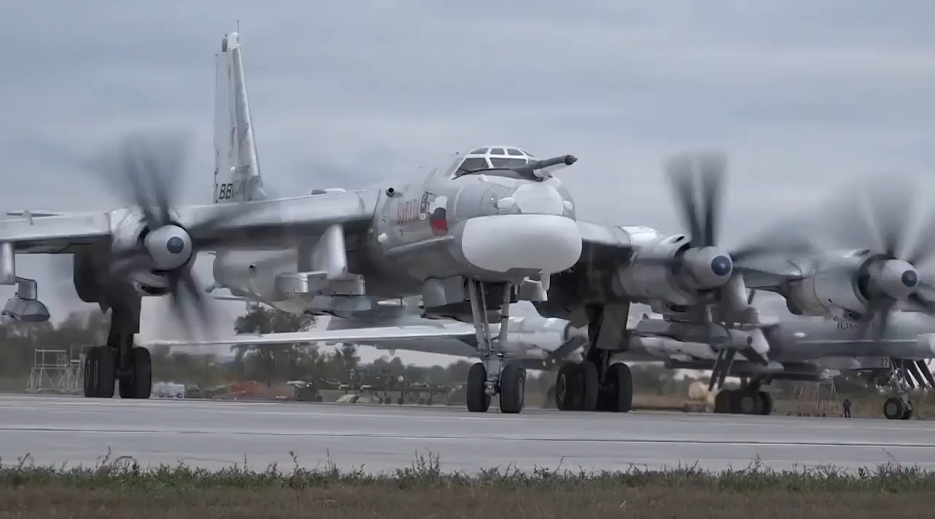 俄罗斯图-95ms轰炸机起飞,进行空中加油,目标轰炸等军事演练!