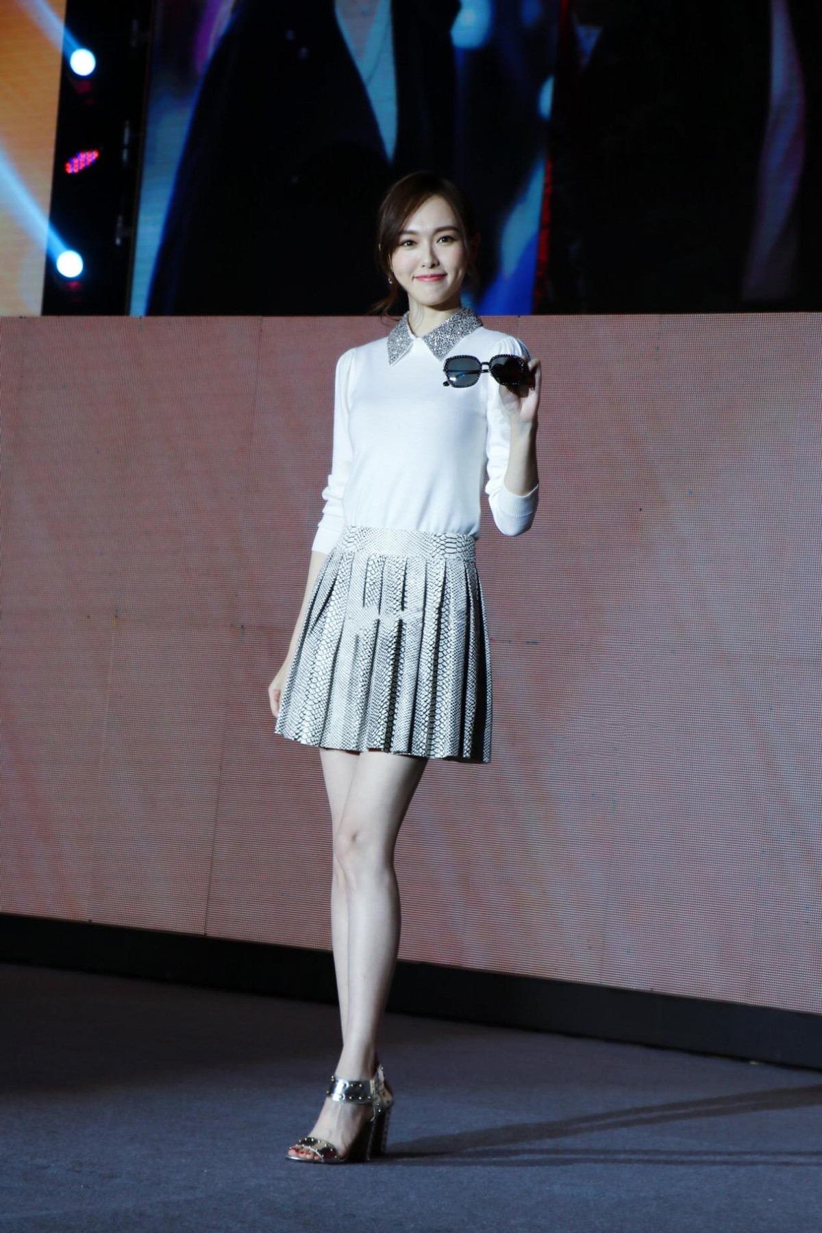 唐嫣的腿够长的穿普通长度的百褶裙才到大腿中部看着比例真好