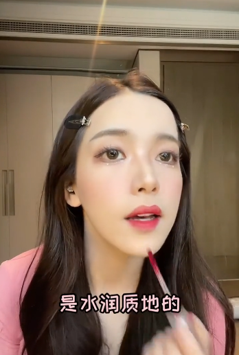 迅猛龙纯素颜出镜展示化妆过程与浓妆差异巨大求粉丝不要取关