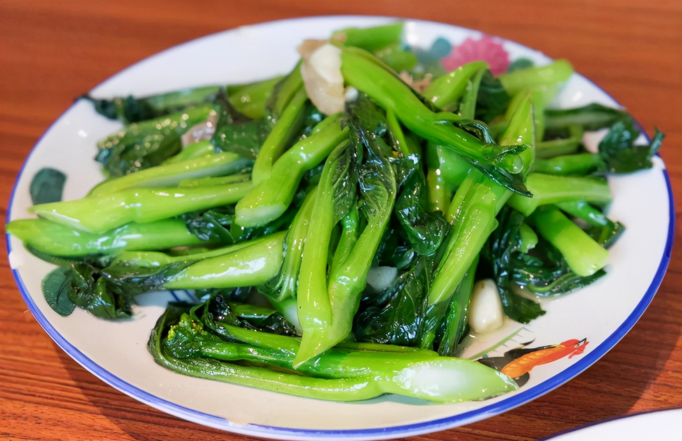 炒青菜总是发黄出水大厨分享3个注意点做好了青菜翠绿不出水