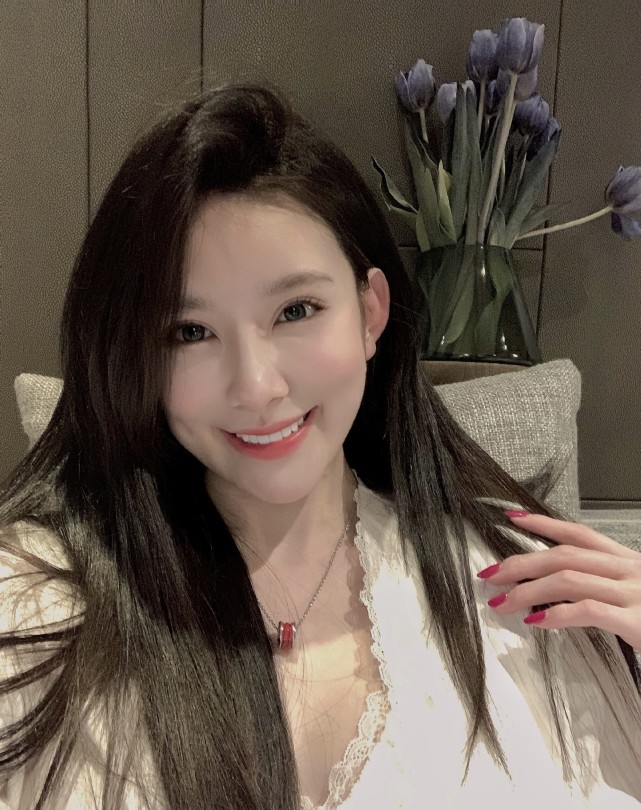 花珊珊晒生日合影迅猛龙长相每张都不同被其称为百变小樱