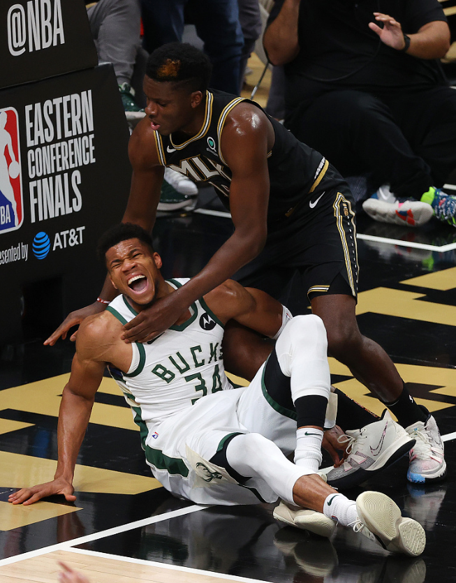 天差地别！超巨字母哥受伤詹皇立刻祈祷，老鹰核心被肘击他却沉默休闲区蓝鸢梦想 - Www.slyday.coM