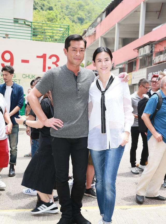 50岁宣萱和古天乐关系真好穿衬衫配牛仔裤网友真是天生一对