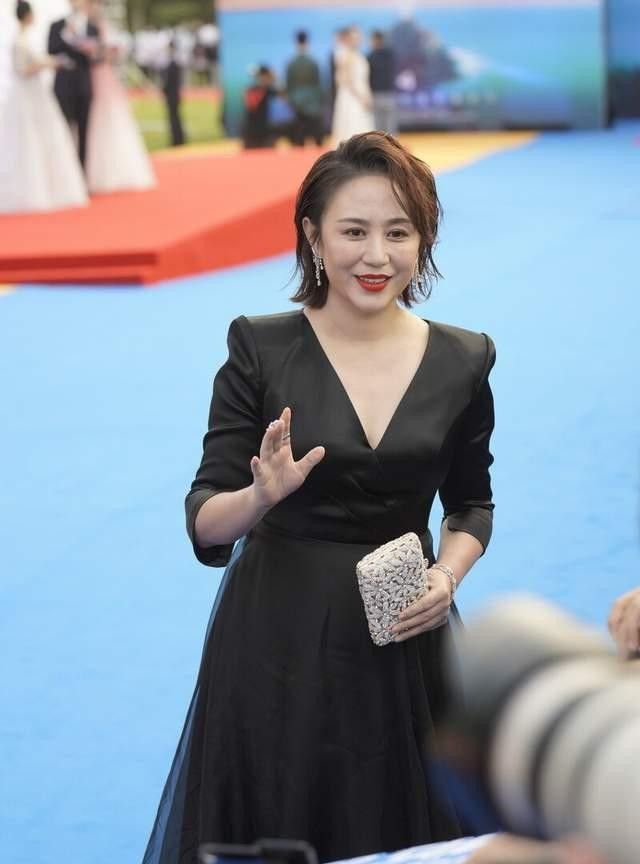 发福的马丽也时髦穿绿色西装走路带风愣是凹出大姐大气场