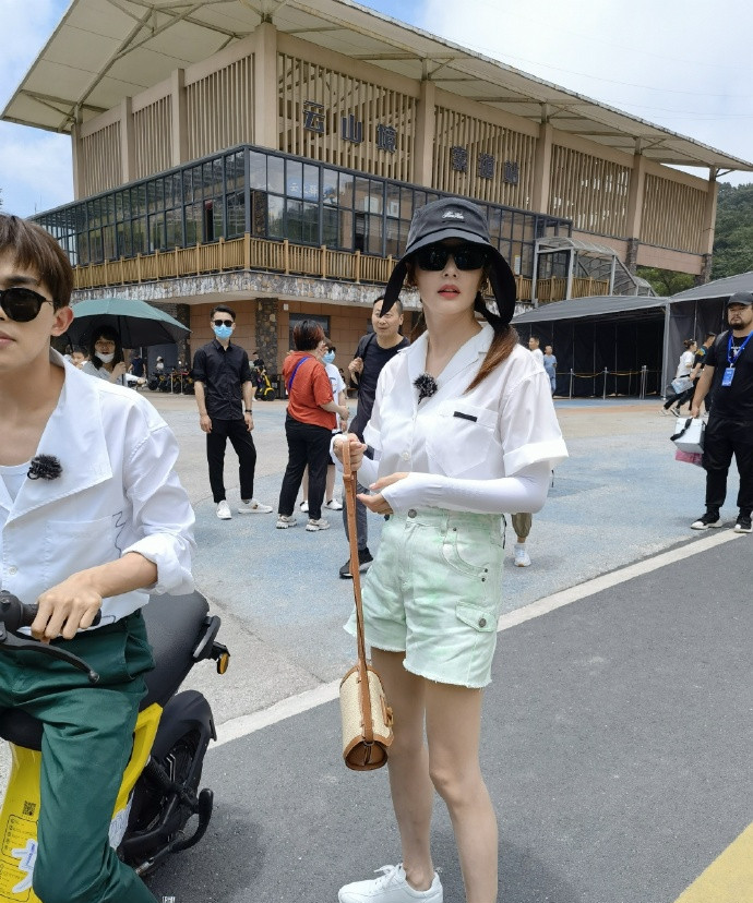 恰好也有媒体报道称张雨绮将录制《女儿们的恋爱4》这档恋爱类综艺,并