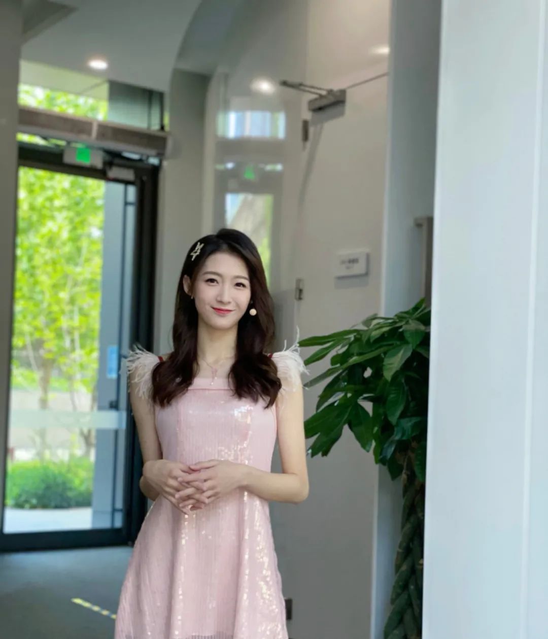 nba女主播雪儿是什么样的宝藏女孩?专业解说 高颜值!多图分享