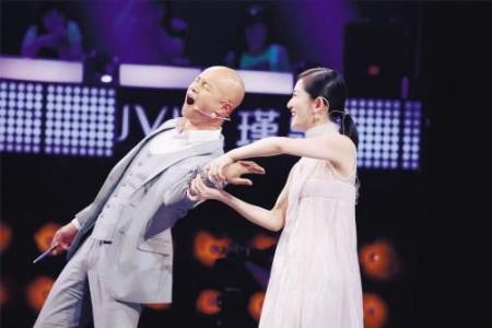 乐嘉强吻谢娜事件是真的吗 乐嘉回应为什么要吻谢娜这件事真假