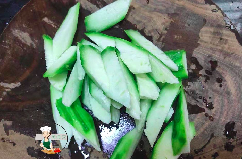 2,丝瓜去皮洗净滚刀切块待用.
