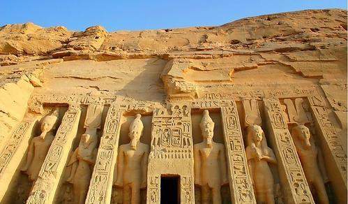 法老陵墓中发现一块泥板上面的字谁也不认识最后被专家解密