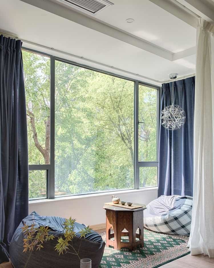 楼层不高阳光刚好,巧用设计引景入室,在家就可以坐拥自然美景