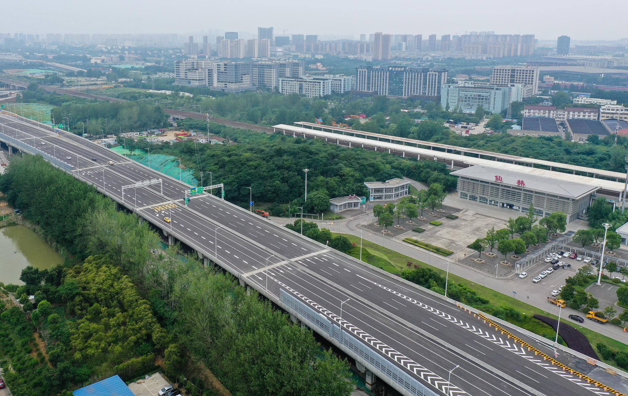 6月30日,车辆行驶在312国道南京段改扩建工程主线高架桥上(无人机