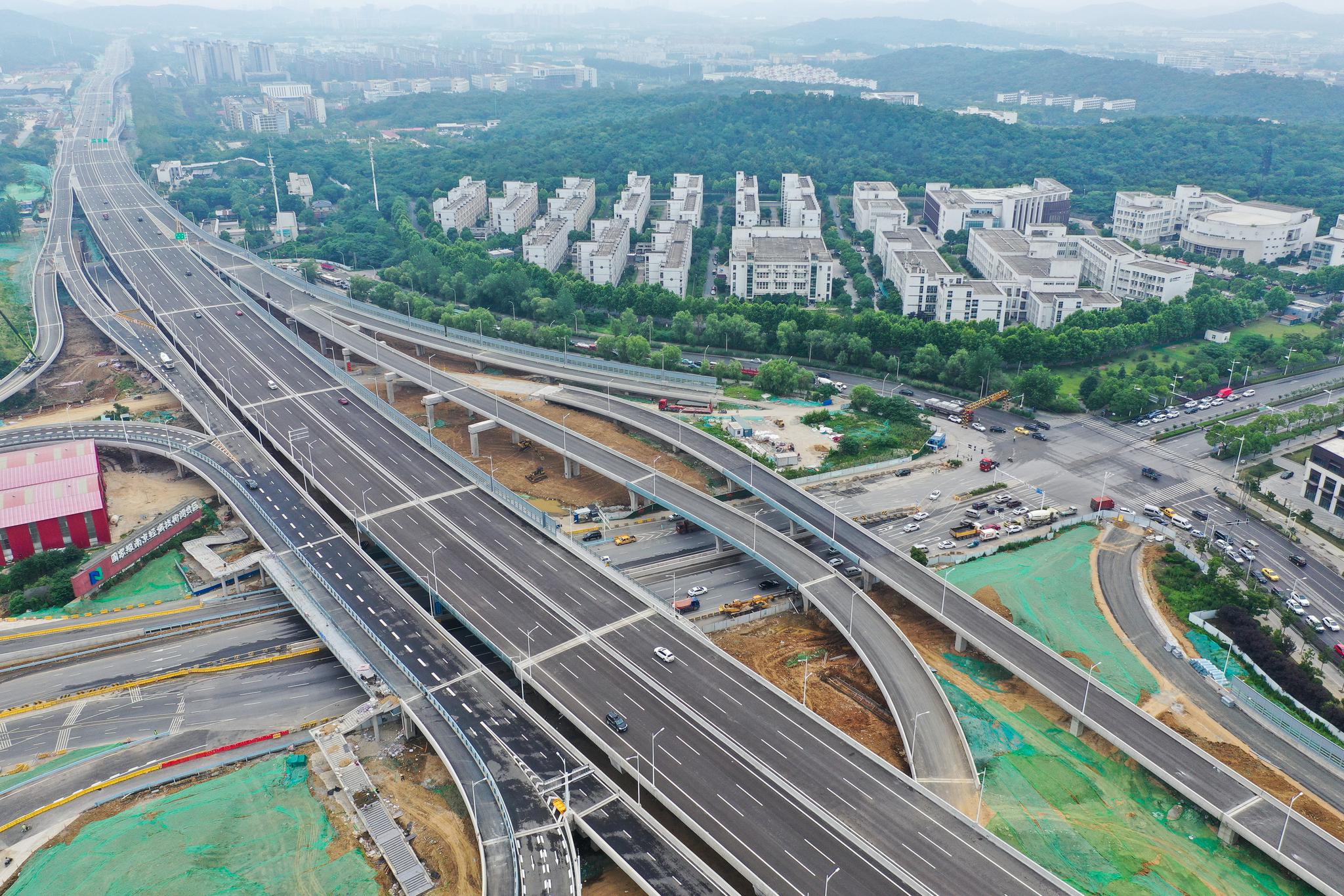 6月30日,车辆行驶在312国道南京段改扩建工程主线高架桥上(无人机