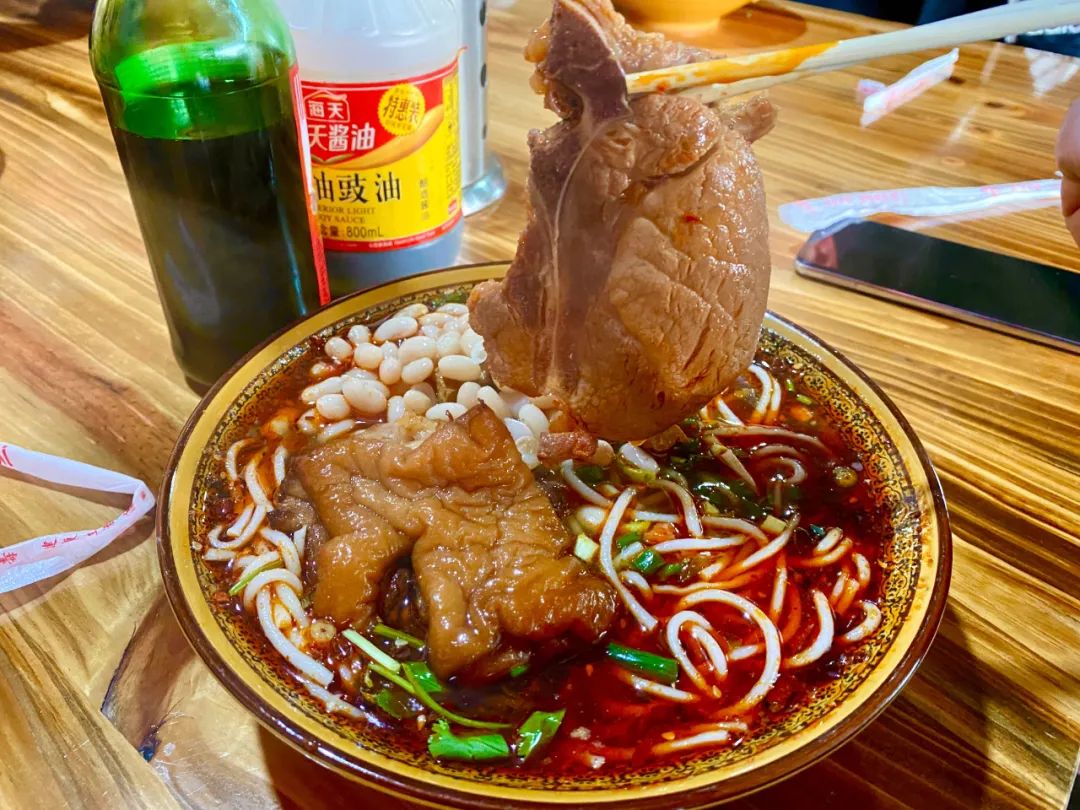 大排面和肠旺面总是面店里形影不离的亲兄弟,先