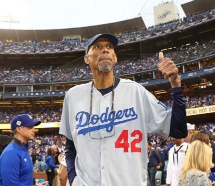 因此也涌现出很多统治力极强的超级中锋,像张大帅,指环王,天勾,大鲨鱼