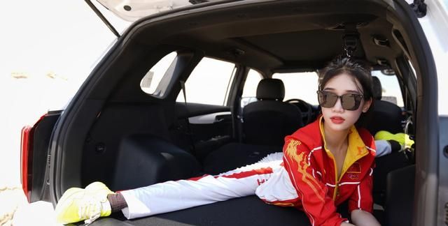 当裁判穿高跟鞋秀大长腿,连续靠"一字马"捞金|一字马|舒思瑶|体操