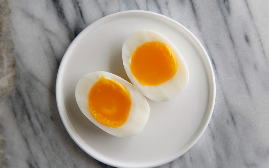 煮鸡蛋,不要只会用清水煮,牢记三个窍门,鸡蛋鲜嫩不老也好剥