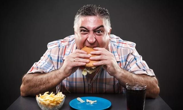 尽量将进食速度放慢一些, 让食物充分咀嚼,能够减轻肠胃的负担.