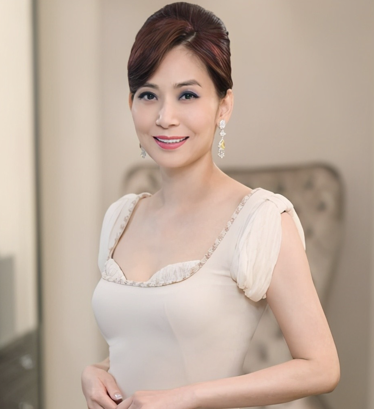 邝美云获封太平绅士致力慈善事业20年终获回报可惜58岁仍单身