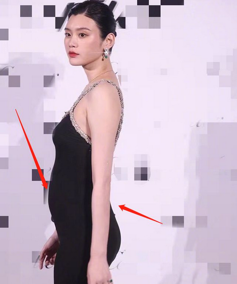 奚梦瑶戴40万手镯拍大片穿紧身衣裹纤细腰身小腹平坦不见孕肚