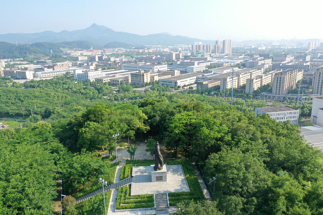 浙江宁海有座其貌不扬的山,形似眠牛,舜帝两次登临