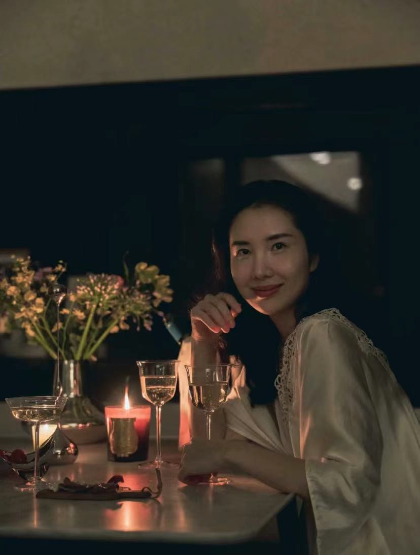 曝光以后,人们将同情的目光投向了董花花,从豪门太太转眼到净身出户