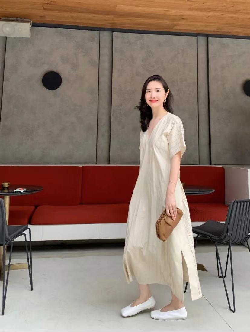 董花花一个月未去公司,新照秀诱人衬衣!张大奕却边工作边炫富