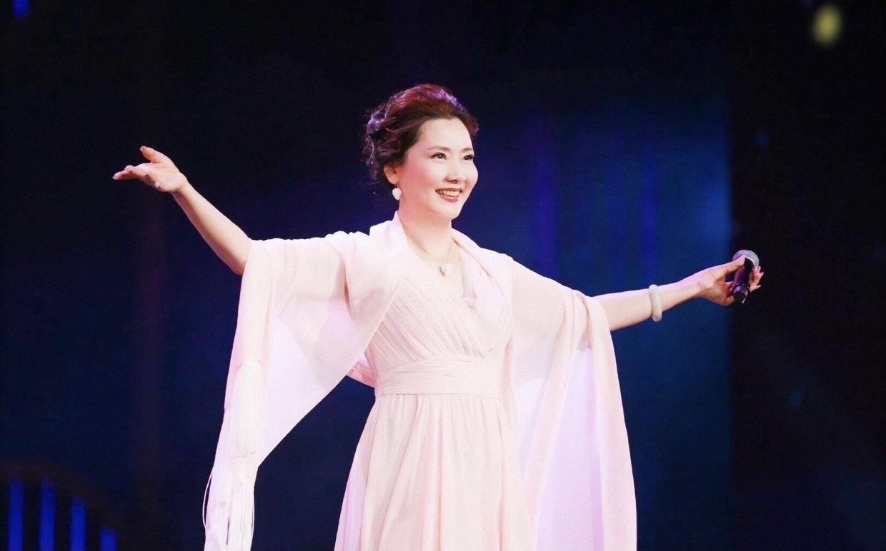 58岁的何赛飞一点不显老穿玫红色改良旗袍温婉端庄尽显东方美