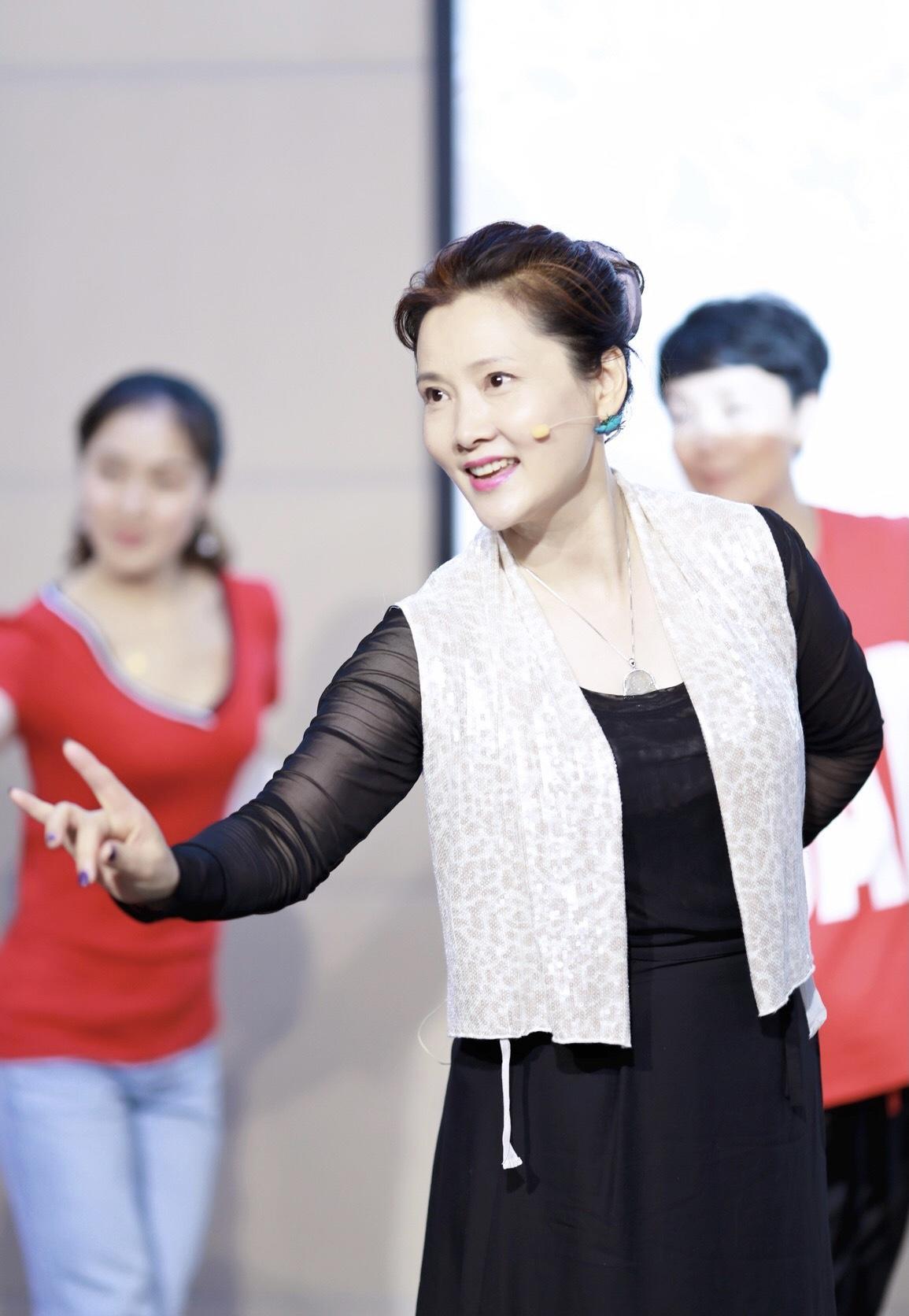 58岁的何赛飞一点不显老穿玫红色改良旗袍温婉端庄尽显东方美