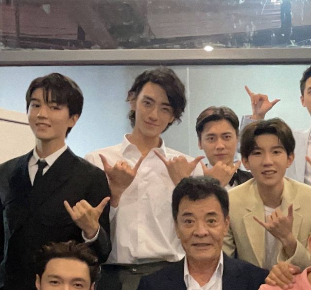 王源王俊凯同台演出王一博站中间超抢镜易烊千玺未出镜太遗憾