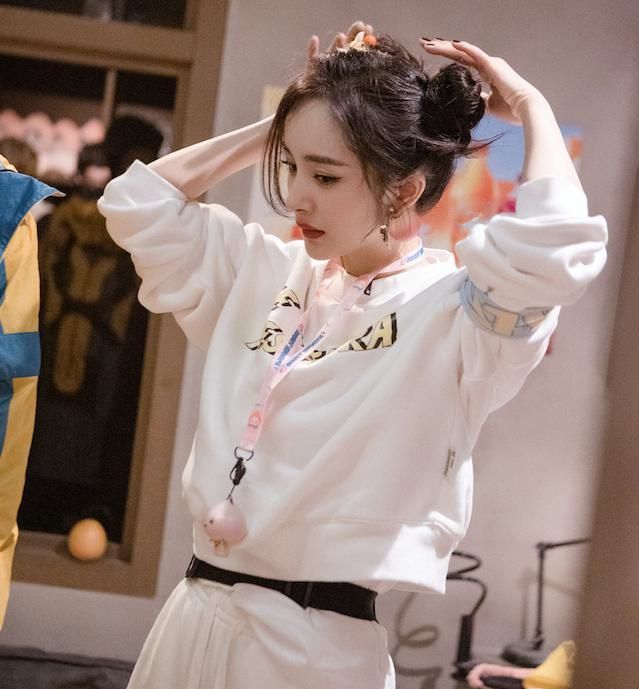 被34岁杨幂惊艳到!哪吒头造型元气满满,果真把少女感穿在身上