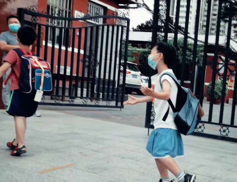 儿子穿裙子上学,遭老师点名批评,父亲的回应被赞人间清醒休闲区蓝鸢梦想 - Www.slyday.coM 儿子穿裙子上学,遭老师点名批评,父亲的回应被赞人间清醒休闲区蓝鸢梦想 - Www.slyday.coM