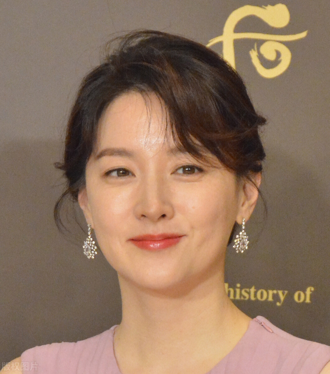 李英爱女人味十足近照消瘦不少了