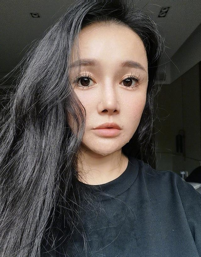 邹市明娇妻冉莹颖罕见曝光近照,网友:五官很奇怪