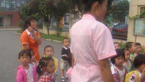 邻居天天帮我接送儿子放学,孩子悄悄跟我说一话,我如梦初醒休闲区蓝鸢梦想 - Www.slyday.coM